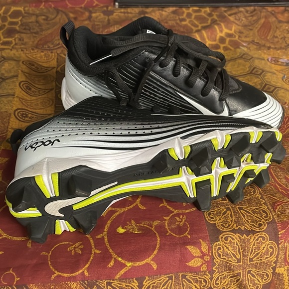 Nike Vapor Baseball Soccer football shoes / cleats and shin guards size 13c kids - Picture 4 of 11